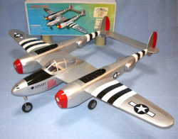 P-38�饤�ȥ˥�